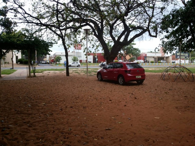 Carro sem motorista desce do estacionamento do Shopping Popular, atravessa a avenida e "estaciona" no parquinho da Lagoa Maior Carro