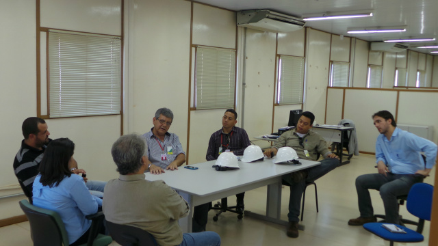 Engenheiros da Contern e da Eldorado Brasil explicam ao jornalistas do Perfil News que o processo de contratação será ampliado de acordo como cronograma da obra (Foto: Patrícia Miranda) 