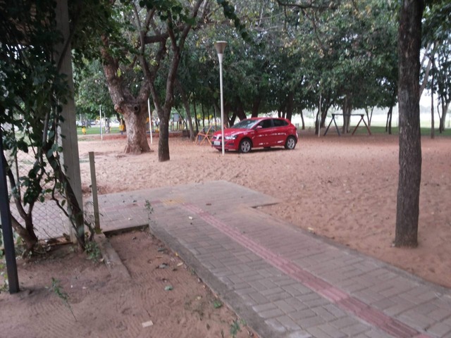 Carro sem motorista desce do estacionamento do Shopping Popular, atravessa a avenida e "estaciona" no parquinho da Lagoa Maior Foto: Arquivo Pessoal