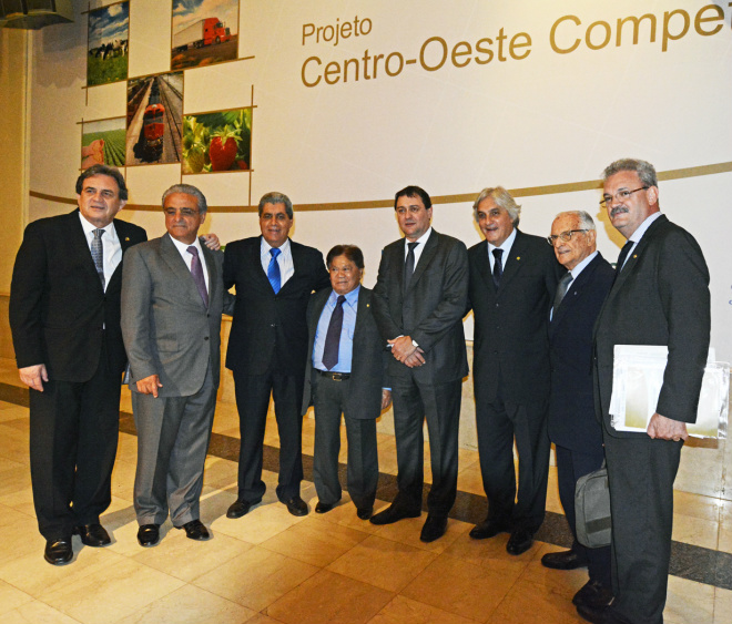 Logística é maior desafio de desenvolvimento do Centro-Oeste Parlamentares e o governador André Puccinelli com dirigentes da FIEMS e da CNI em Brasília (Foto: Divulgação/Assecom)