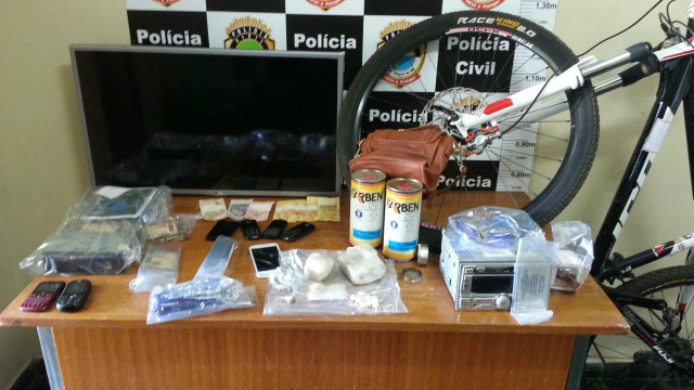 Ação conjunta entre delegacias prende seis por tráfico e extorsão Material apreendido na casa dos jovens, além da bicicleta furtada e drogas. (foto: divulgação