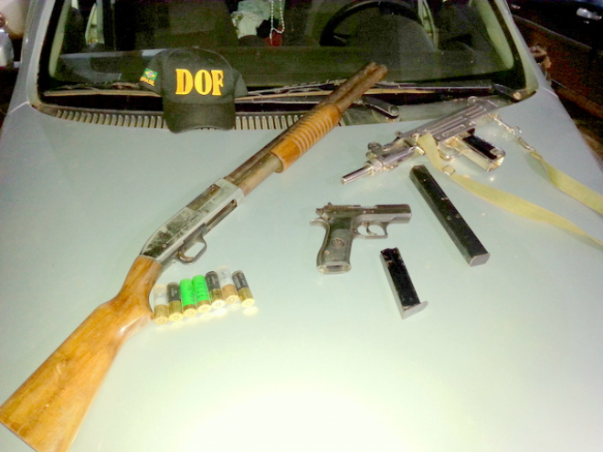 Armas de uso restrito foram apreendidas pelo DOF (Foto: DOF / Divulgação)

