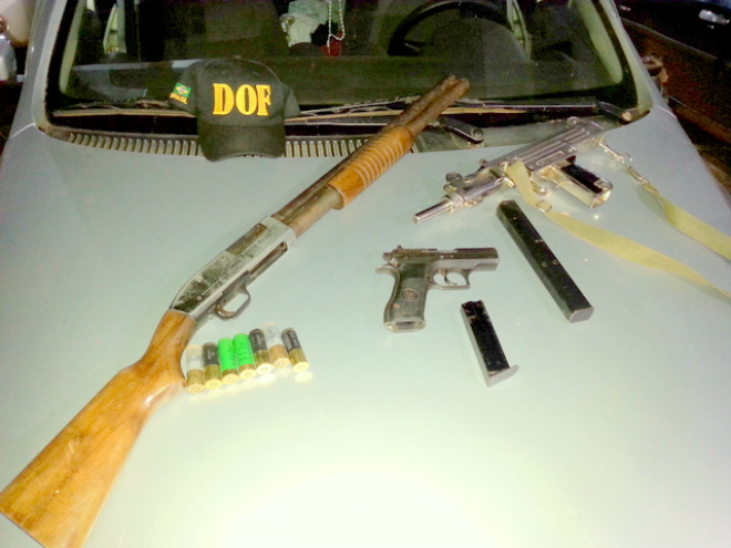 PM prende homem com submetralhadora em carro roubado Armas de uso restrito foram apreendidas pelo DOF (Foto: DOF / Divulgação)