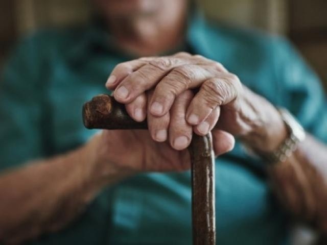 MS tem quatro cidades com mais aposentados que trabalhadores formais Mãos cansadas: idoso segura a bengala (Foto: TJMS/Divulgação)