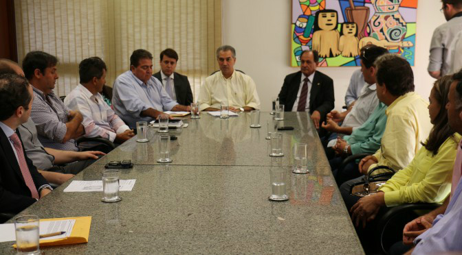 Produtores pedem para Estado acompanhar demarcação de terras indígenas em Santa Rita do Pardo O governador Reinaldo Azambuja recebeu nesta quinta-feira (21) o prefeito de Santa Rita do Pardo, Cacildo Dagno Pereira, e uma comitiva formada por vereadores e produtores rurais da região para uma audiência sobre demarcação de terras. (Foto: Notícias MS)