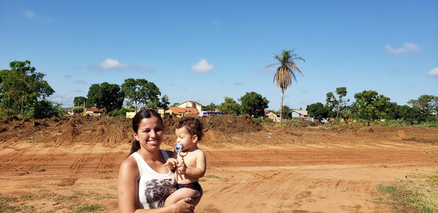 Proprietário de terreno sujo no Jardim das Oliveiras deve pagar mais de R$ 180 mil para a prefeitura limpar a área Feliz da vida pela limpeza da área, Erêndira comemora: