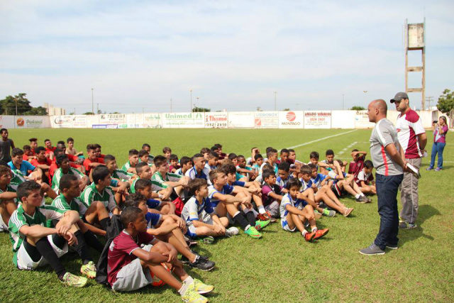 o scouter acompanhou partidas nos estádios Madrugadão e da Aden, e no campinho do bairro Paranapungá. (foto: Divulgação)