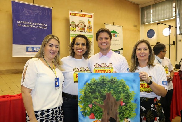 Vereador André Bittencourt participa do lançamento de campanha contra abuso sexual André Bittencourt foi presenteado com um lindo quadro, feito por um dos alunos do Crase Coração de Mãe (Foto/Assessoria)