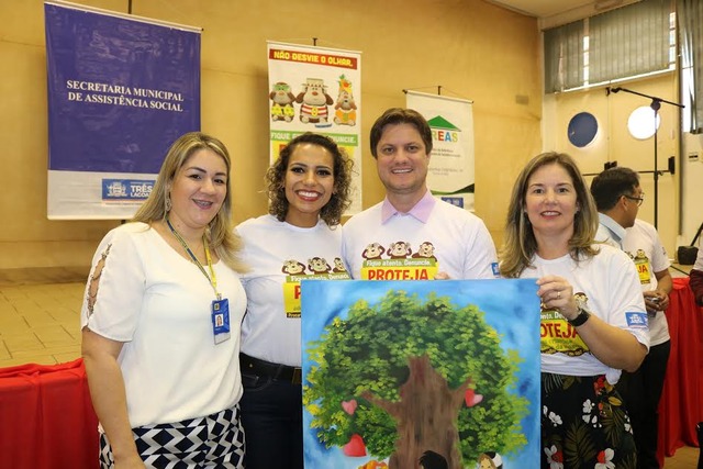 André Bittencourt foi presenteado com um lindo quadro, feito por um dos alunos do Crase Coração de Mãe (Foto/Assessoria)