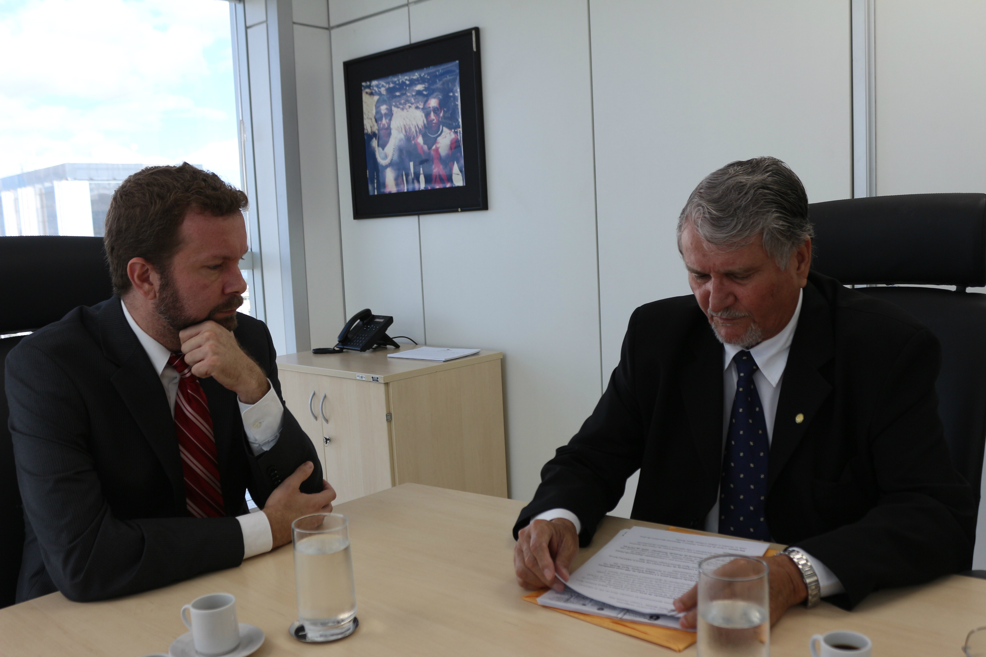Zeca do PT negociará com governo de MS doação de área para ampliação de Aldeia Urbana exto
O deputado federal Zeca do PT se reuniu com o presidente da Funai, Flávio Chiarelli para solicitar apoio na regularização da “Ocupação Indígena Água Bonita”. (Foto: Assessoria)