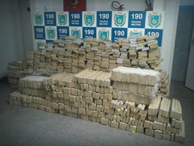 Cerca de 1000 kg de maconha estavam escondidos dentro de carros (Foto: Divulgação/PM MS)