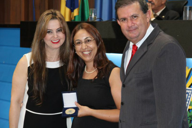 Rocha homenageia gestoras de saúde de Três Lagoas O deputado estadual Eduardo Rocha, escolheu para a entrega da comenda a Secretária Municipal de Saúde Eliane Brilhante e a diretora geral do Hospital Nossa Senhora Auxiliadora (Foto: Divulgação/Assecom)