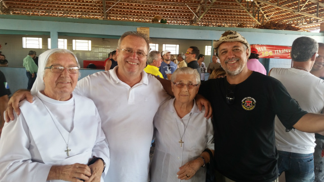 Irmã Norma e motociclistas de várias regiões prestigiam festa beneficente no Arenamix O empresário Hélio Morales Leal, responsável pela construção da Ala de Oncologia e o promotor Antonio Carlos Garcia de Oliveira com as irmãs do Hospital Nossa Senhora Auxiliadora (Foto: Ricardo Ojeda)