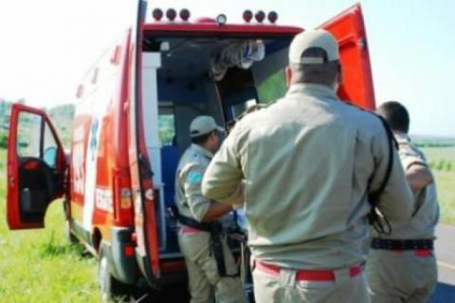 Bebê que estava no banco da frente de carro morre em acidente Casal foi transferido para a viatura do Corpo de Bombeiros e encaminhado até a Santa Casa de Naviraí (Foto: Arquivo/Umberto-Zum)