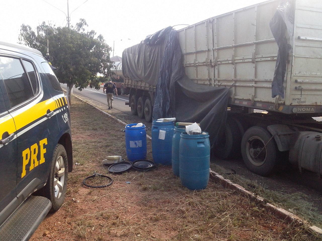 PRF apreende carregamento de maconha e cocaína que iria para o estado de São Paulo A droga estava em tambores escondidos entre a carga de piso. (Foto: Assessoria)