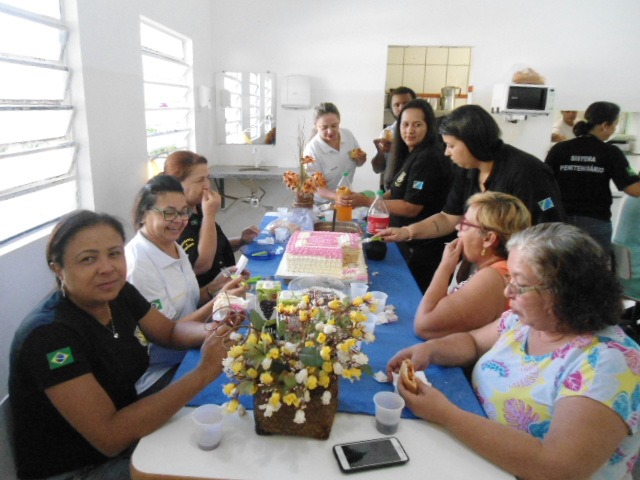 Servidoras da Penitenciária de Três Lagoas recebem homenagens no Dia das Mães Servidoras da Penitenciária de Três Lagoas recebem homenagens no Dia das Mães