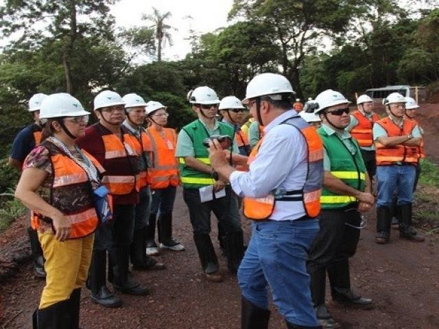 Após tragédia em Minas Gerais, barragens de MS serão vistoriadas Técnicos durante vistoria de minerador em Corumbá.(Foto: Divulgação)