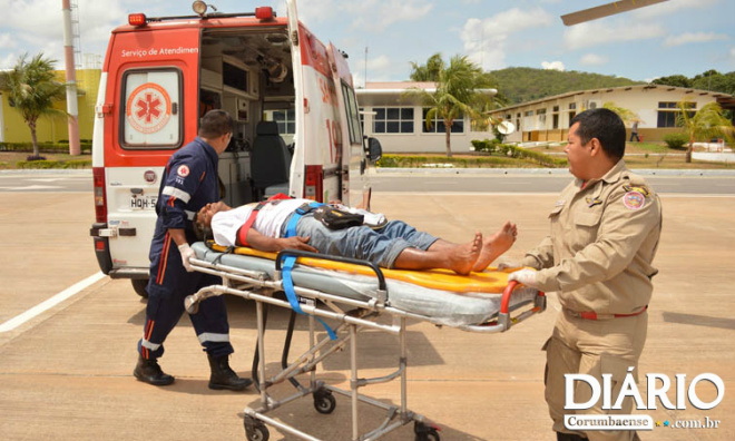 Equipe da Marinha resgata homem que foi atacado por cobra Trabalhador rural foi levado para hospital por uma equipe do Samu (Foto: Diário Online)