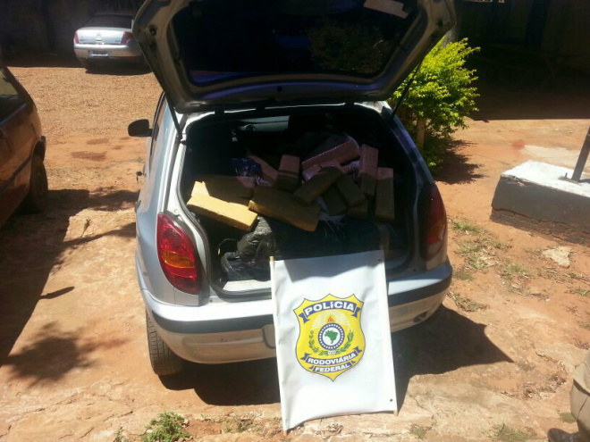 Desempregado vira traficante e acaba preso pela PRF Rapaz abandonou Celta para tentar fugir, mas acabou preso (Foto: PRF / Divulgação)