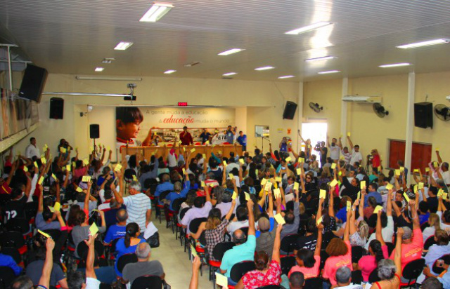 Professores da rede estadual entram em greve em todo Estado Participaram da votação mais de 450 professores e funcionários do administrativo das escolas estaduais. (foto: Divulgação)