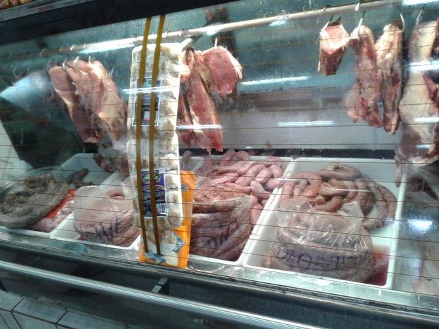 Açougue de supermercado é interditado por vender carne apodrecida Carnes estavam armazenadas indevidamente - Foto: Foto: Divulgação / Procon