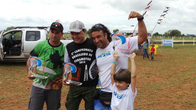 Com o braço erguido, o primeiro colocado Festival Aéreo De Três Lagoas disse estar muito feliz ter vencido, e reiterou também que o evento foi muito bem organizado e que pode ser comparado aos melhores realizados no país (Fotos: Ricardo Ojeda)