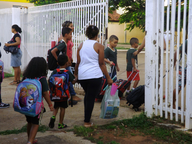 Na manhã desta segunda-feira (15) pais e alunos movimentaram os portões das escolas municipais. No detalhes, a Escola Municipal Professor Ramez Tebet. (Foto: Patrícia Miranda)