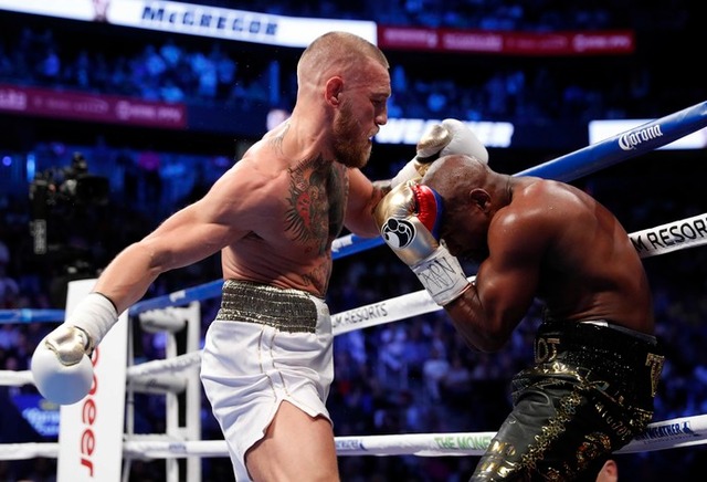 Enquanto teve fôlego, Conor McGregor conseguiu agredir Floyd Mayweather (Foto: Steve Marcus/Reuters)