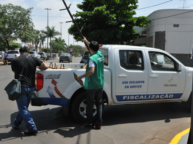 Fiscais apreendem produtos irregulares nesta quarta-feira Foram apreendidos 338 pares de meias, 31 pilhas do tipo A.A, nove brinquedos de pelúcia, seis cabideiros, um cinto e 39 cuecas (Foto: Divulgação/Assecom)