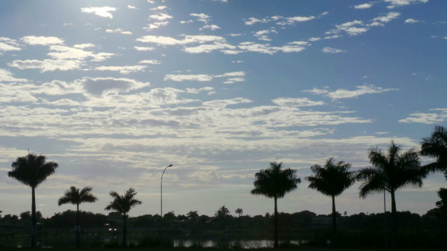 Céu com poucas nuvens, há previsão de chuva para a segunda-feira. (Foto: Ricardo Ojeda)