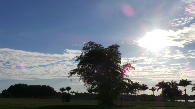 Sol forte pela manhã, na Lagoa Maior. (Foto: Ricardo Ojeda) 