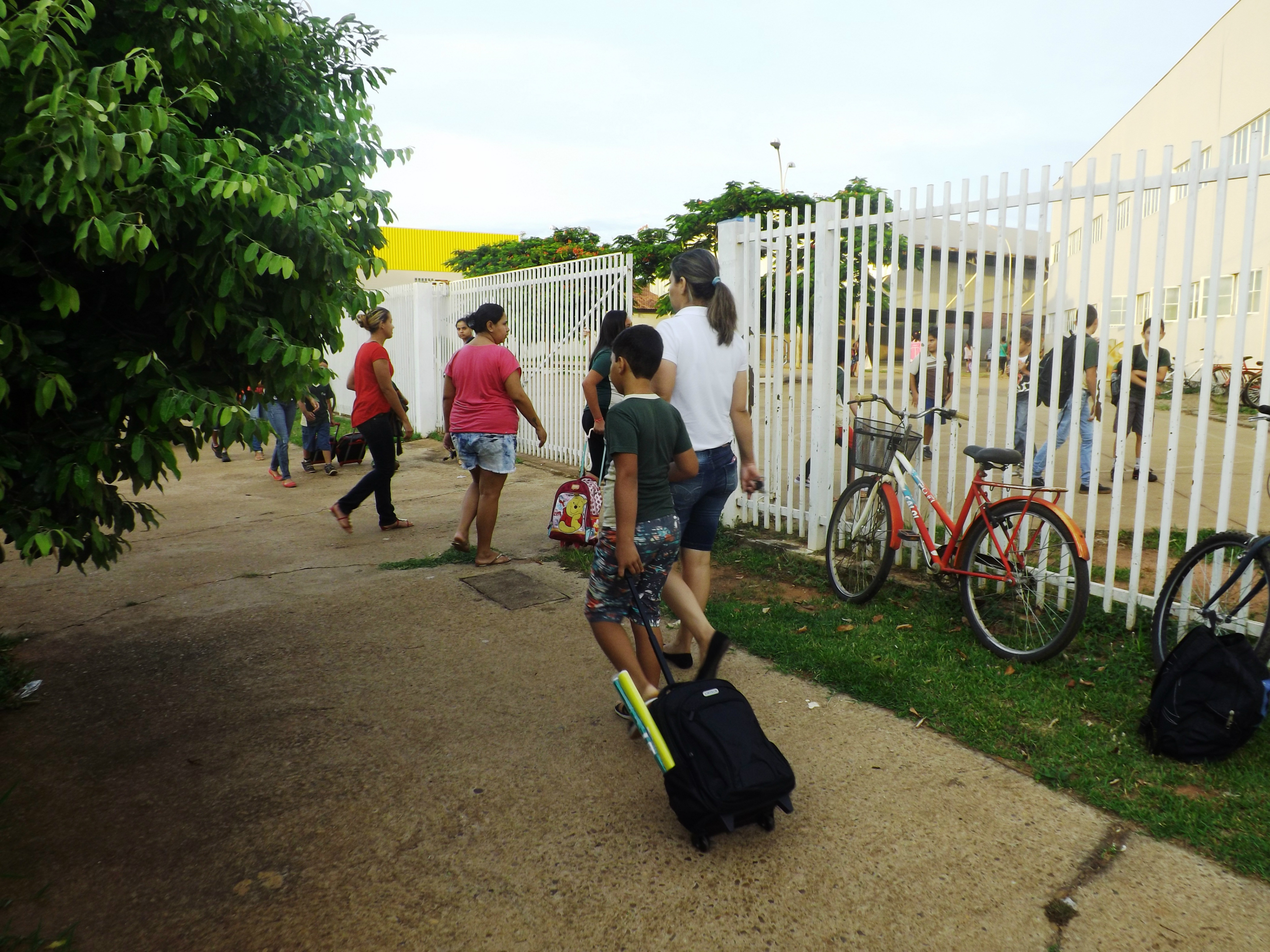 O fluxo de crianças nas escolas era intenso nas primeiras horas da manhã. (Foto: Patrícia Miranda)
