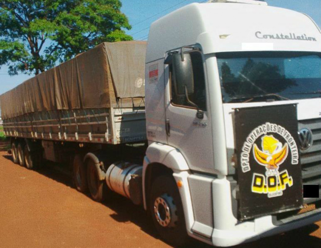Motorista abandona caminhão com 40 mil pacotes de cigarros Carga de cigarros foi encaminhada para a Delegacia da Receita Federal (Foto: Divulgação DOF)
