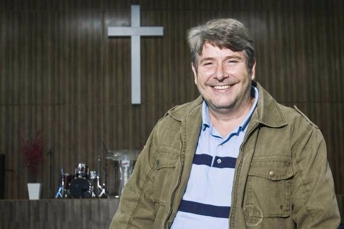 Ligação de Neymar com a igreja segue forte, com orações e dízimo Newton Lobato, pastor da Igreja Batista Peniel, frequentada pelo jogador de futebol Neymar (Mario Rodrigues/VEJASP)