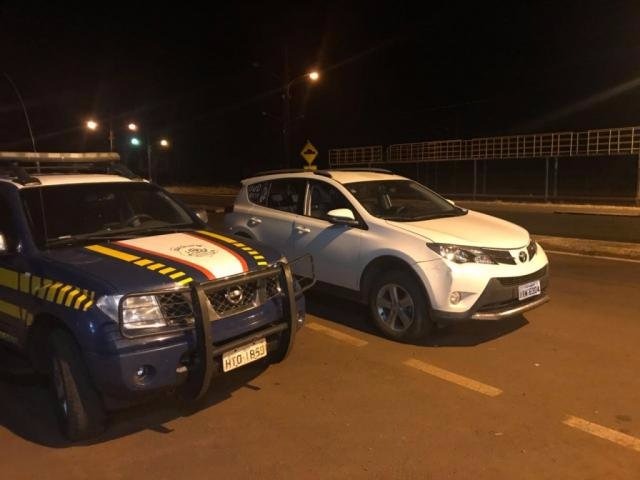 Durante as checagens, os agentes constataram que apesar das placas, aparentemente sem restrições, o carro era “clonado” e tinha documentação falsa. (Foto: Divulgação/PRF)