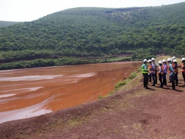 Vistorias de barragens em MS para evitar tragédia como a de MG começam na 4ª Técnicos durante vistoria na barragem da Vale em 2015. Unidade passará por nova visita técnica na próxima semana. (Foto: (Foto: Arquivo/Clóvis Neto/Prefeitura de Corumbá)