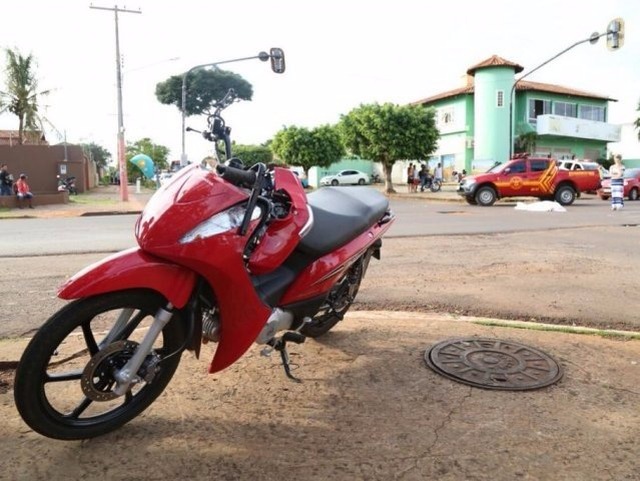 Em dezembro do ano passado, motociclista morreu ao ser atingido por uma camionete na rua Brilhante, esquina com a rua Vicente Solari, na Vila Bandeirantes - região sul de Campo Grande; as motos são responsáveis pelo maior número de acidentes no Brasil e também de vítimas, segundo estudo. (Foto: Marcos Ermínio/Arquivo)