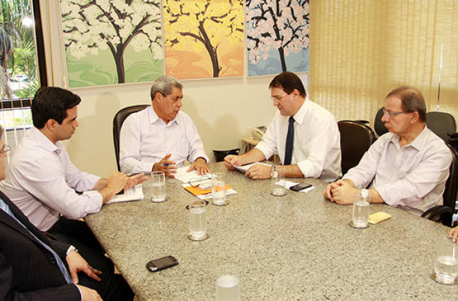Governador antecipará pagamento do 13º salário dos servidores André Puccinelli anunciou que vai antecipar o pagamento do 13º salário dos quase 66 mil servidores públicos estaduais de Mato Grosso do Sul (Foto: Rachid Waqued)