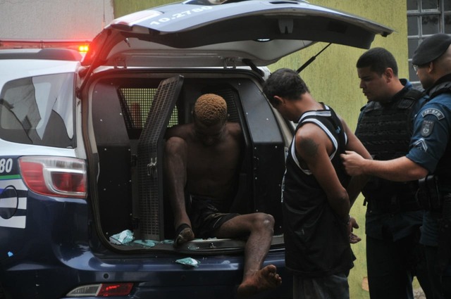 Grupo do PCC rouba motorista, o faz refém por 5 horas e comete arrastão pela Capital Ladrões foram presos pela PM. - Foto: Valdenir Rezende/Correio do Estado