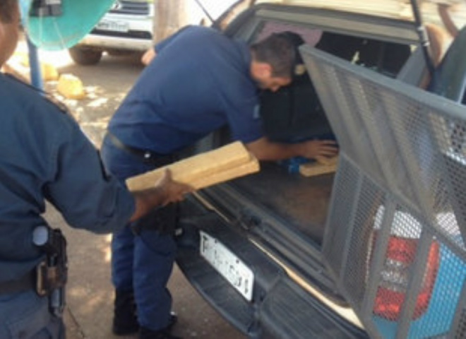 Garoto é perseguido pela polícia e flagrado com 400 kg de maconha em carro Adolescente, droga e veículo foram levados para o 1º Distrito de Fátima do Sul (Foto: Gerson Fior / Fátima em Dia)