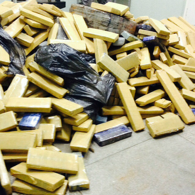 Final de semana com 48 ocorrências em Três Lagoas; 2,5 toneladas de maconha foram apreendidas A droga foi encontrava na MS-320, com três pessoas que estavam bebendo em um bar. (Foto: Rodolfo Gomes)