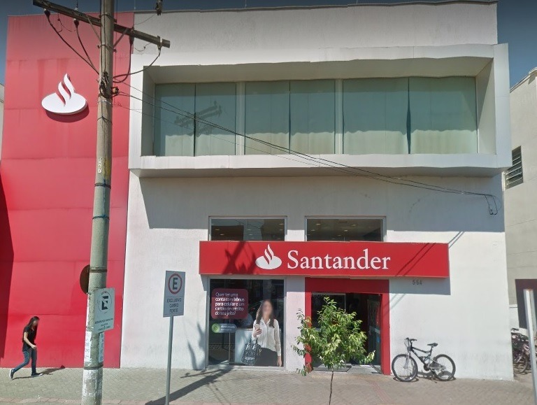 Homem entra de meias em banco de Três Lagoas ao ser barrado em porta giratória Homem entra de meias em banco de Três Lagoas ao ser barrado em porta giratória