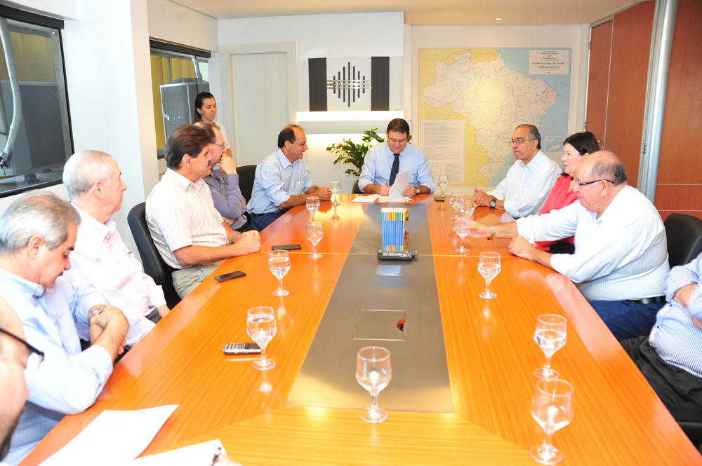 Diretoria da Fiems para o quadriênio 2015/2019 é empossada oficialmente Na data em que se comemora o Dia da Indústria, 25 de maio, o empresário Sérgio Longen e os demais empresários industriais foram empossados oficialmente para mais quatro anos à frente da Diretoria do Sistema Fiems em cerimônia rápida no Edifício Casa da Indústria. (Foto: Assessoria)