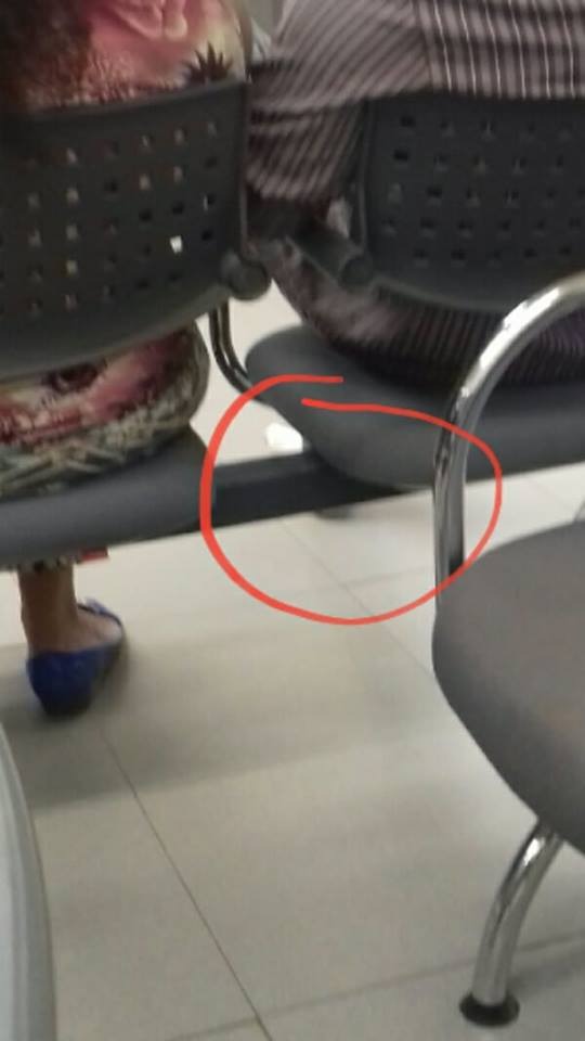 Homem entra de meias em banco de Três Lagoas ao ser barrado em porta giratória Na imagem, o cliente aparece usando apenas meias nos pés. (Foto: Érika Vendite/Divulgação).