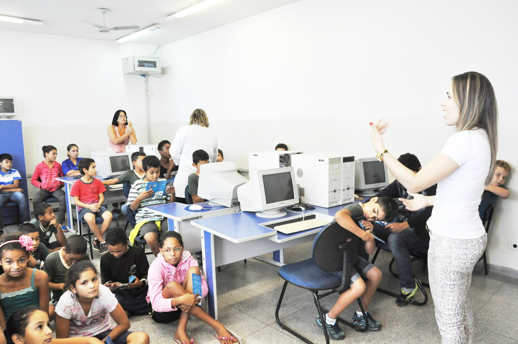 As ações tiveram início nas escolas municipais Filinto Muller e Ramez Tebet, com palestra direcionada aos professores e alunos no período matutino. (Foto: Assessoria)