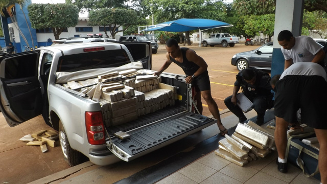 Em menos de sete dias, Polícia Militar apreende cerca de 5 toneladas de drogas Droga apreendida no último sábado em S-10 que vinha de Ponta Porã (foto: Fábio Jorge)