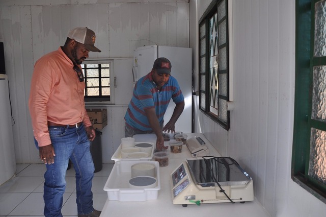 Produtores rurais e assentados têm apoio gratuito para regulamentar e adquirir selo do SIM O SIM é uma certificação necessária para que o produtor possa comercializar seu produto com segurança e dentro das normas municipais (Foto/Assessoria)