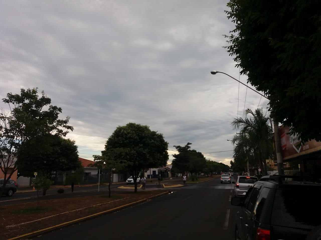 Após chuva na madrugada, Três Lagoas amanhece com céu nublado Avenida Filinto Muller, em Três Lagoas, na manhã desta quarta-feira (16). (Foto: Lucas Gustavo/Perfil News).