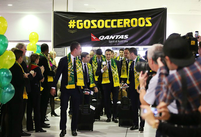 Austrália já está a caminho do Brasil para participar da Copa Atletas da seleção australiana são festejados por centenas de torcedores, antes do embarque para o Brasil (Foto: Globo Esporte)