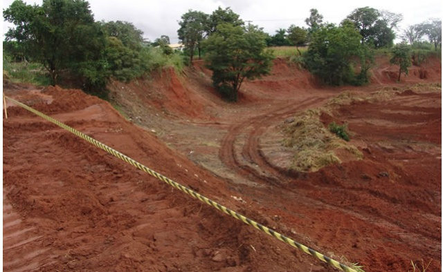 Foto do local antes de ser construído o Arena Mix que servia para depósitos de lixos e entulhos de construção. (Foto: Divulgação) 